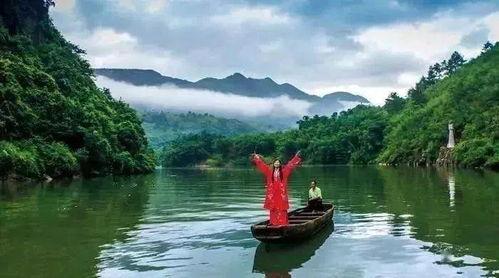 连州人工湖吃瓜,清凉一夏尽享悠闲时光