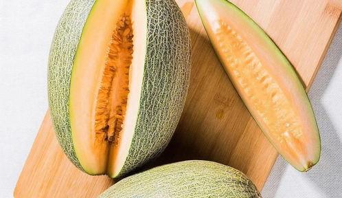 叫朋友吃哈密瓜,与好友共享哈密瓜的甜蜜时光