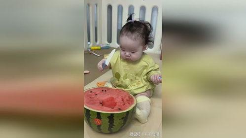 吃瓜宝宝拍照,萌态十足引网友热议