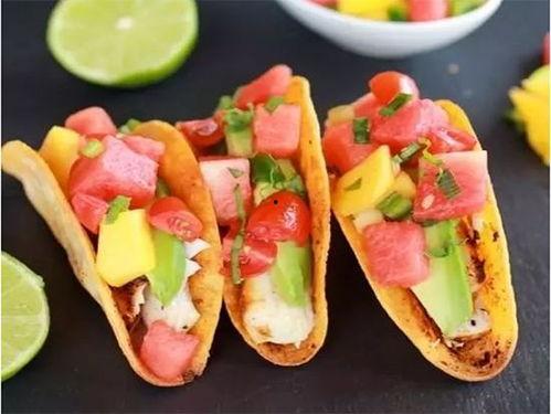 好多人摆摊吃瓜,全民摆摊吃瓜，共享人间烟火气