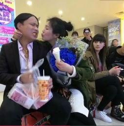 吃瓜情侣商场,甜蜜碰撞！吃瓜情侣在商场演绎浪漫日常