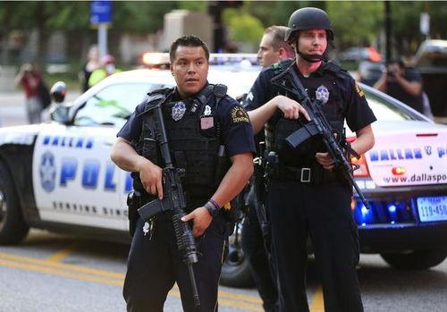 美国警官吃瓜图片,网络热议瞬间升温