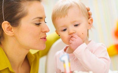 爸爸给宝贝吃瓜